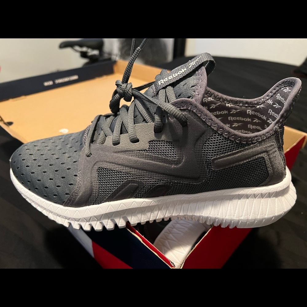 Gray Reebok flexagon 3.0